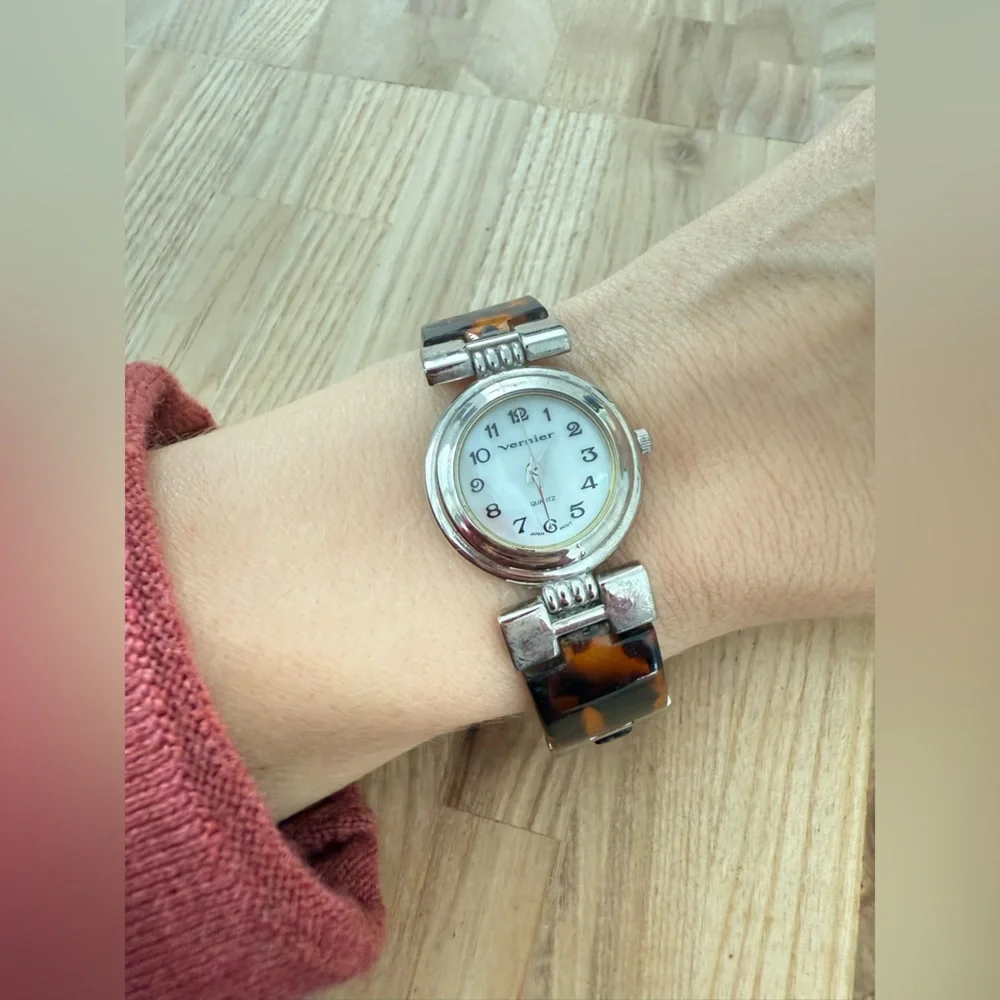 Vernier ladies silver tone acrylic watch NEW BATTERY